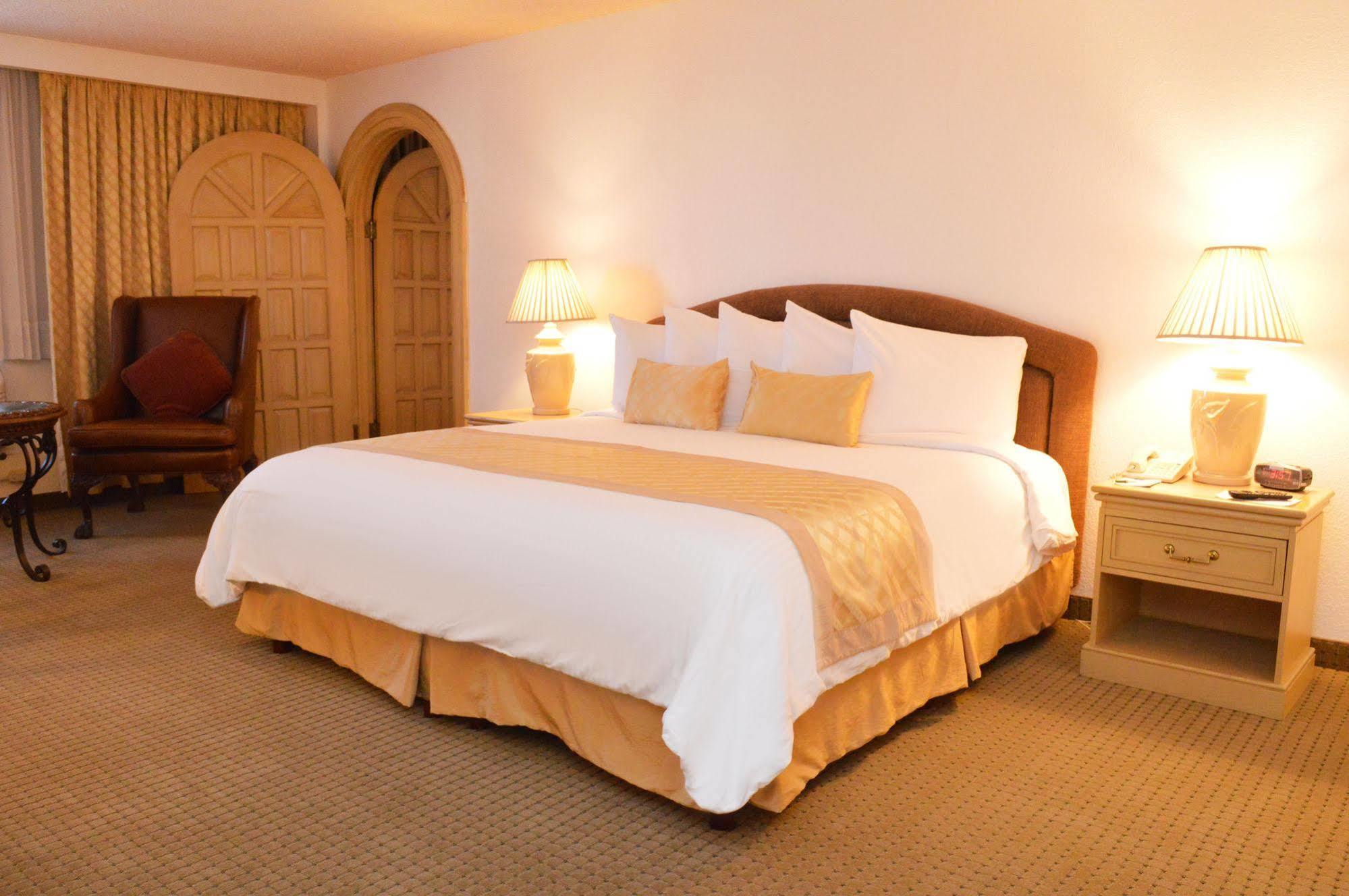 Quality Inn Chihuahua San Francisco Экстерьер фото